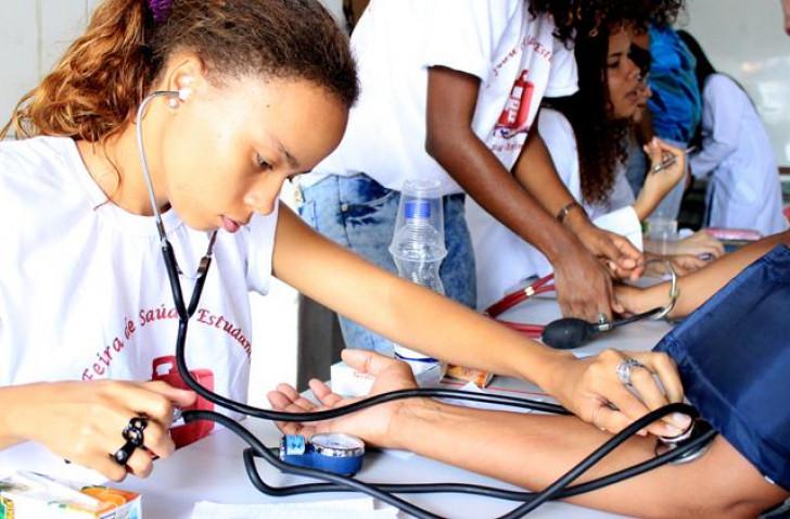 1_Feira_Saude_Estudantil_Bonfim_BAHIANA_2014_(11).JPG