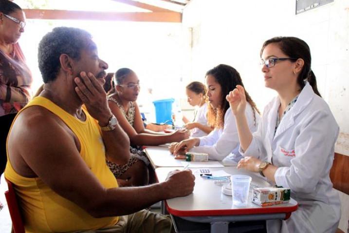 1_Feira_Saude_Estudantil_Bonfim_BAHIANA_2014_(21).JPG