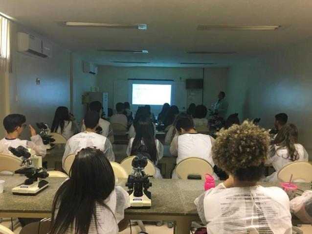 atividade-do-curso-de-biomedicina-com-o-prof.-adalardo-carneiro-20180927201154.jpg