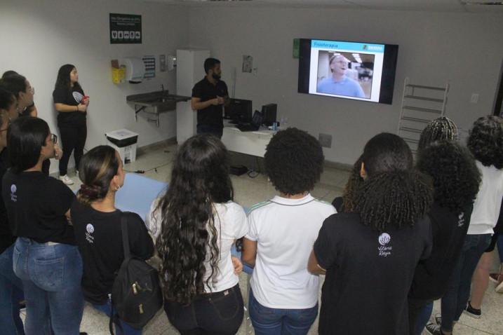 Fisioterapia – Estudantes do Colégio Vitória-Régia participam do programa Bahiana por um dia.