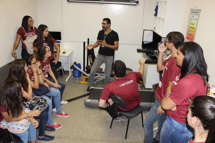 professor-joao-franco-apresenta-o-curso-e-educacao-fisica-e-a-rotina-do-laboratorio-de-estudo-do-movimento-20170710165848-jpg