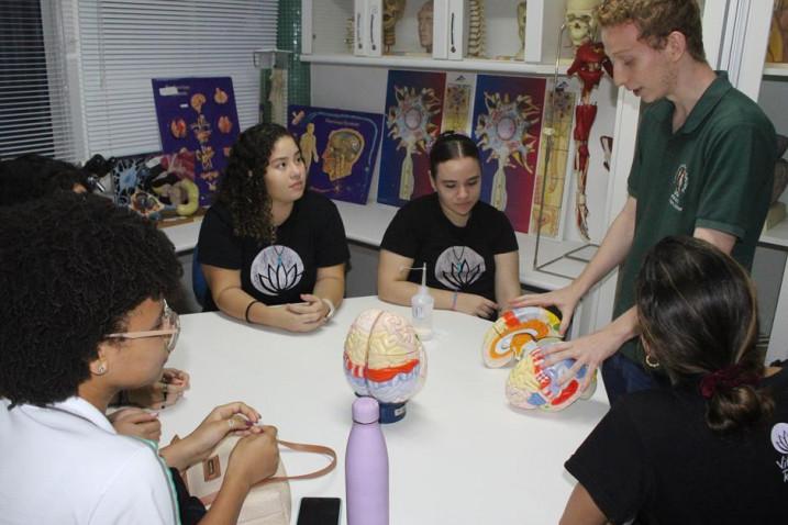 Medicina – Estudantes do Colégio Vitória-Régia participam do programa Bahiana por um dia.