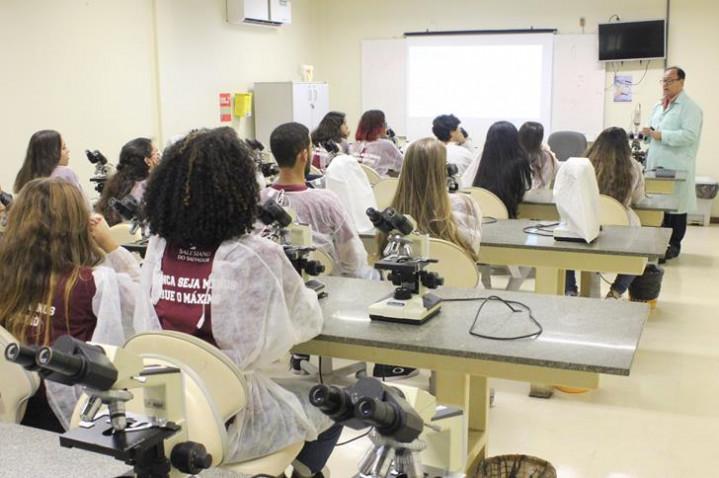 foto-21-atividade-de-biomedicina-com-prof.-adalardo-carneiro-20181109172103.JPG