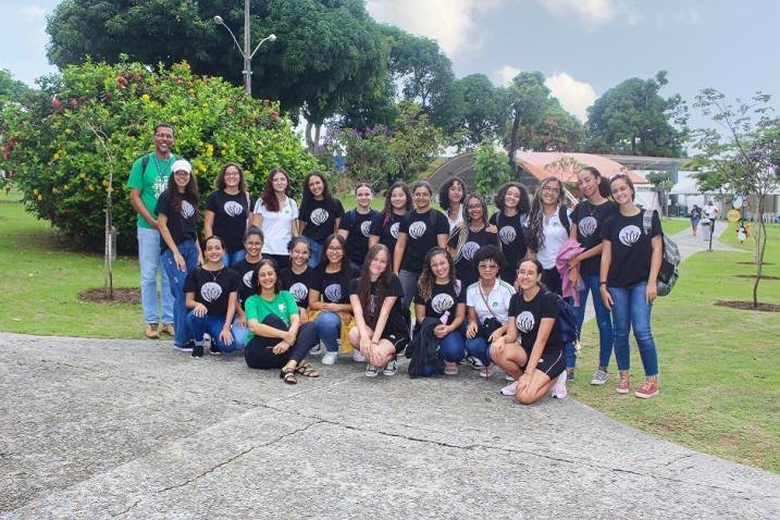 Estudantes do Colégio Vitória-Régia participam do programa Bahiana por um dia.