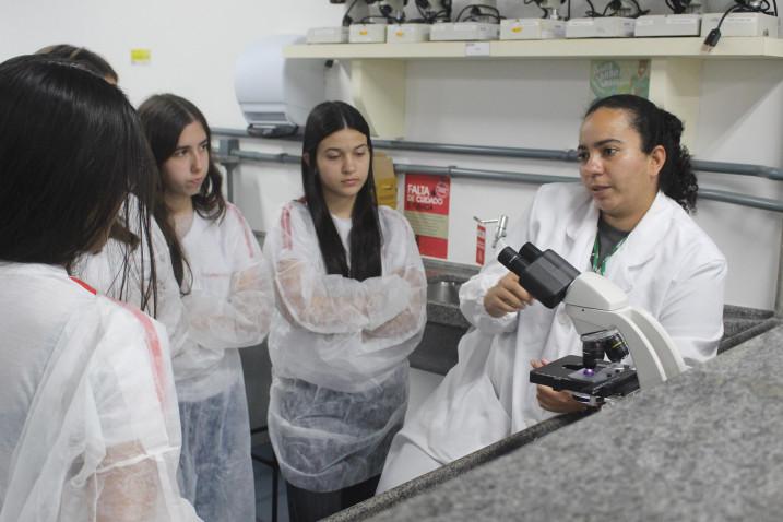 Estudantes do Colégio Anchieta participam do programa Bahiana Por Um Dia