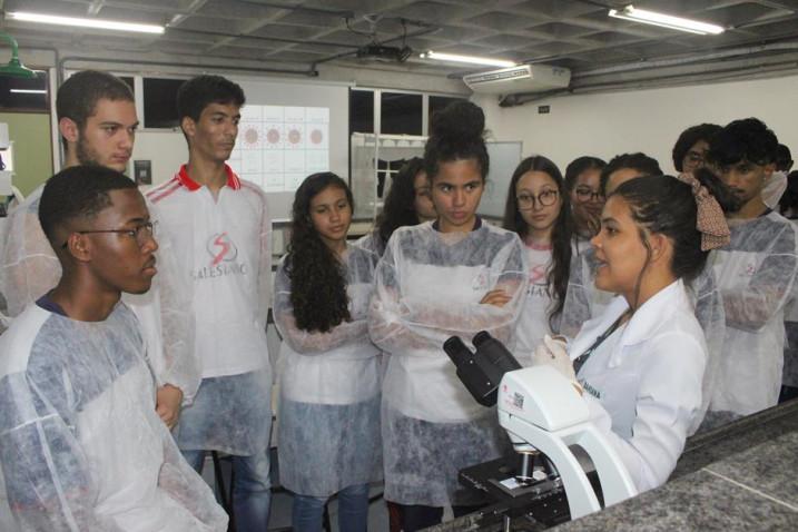 Biomedicina – Estudantes do Colégio Salesiano do Salvador participam do programa Bahiana por um dia.