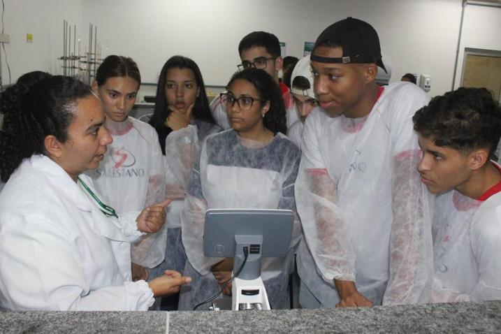 Biomedicina – Estudantes do Colégio Salesiano do Salvador participam do programa Bahiana por um dia.