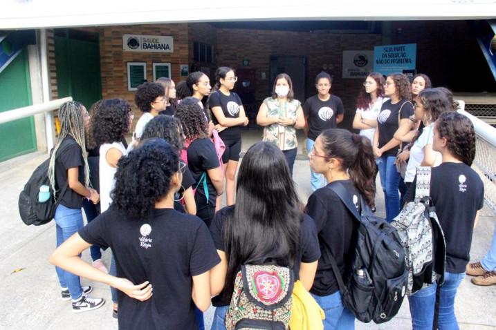 Odontologia – Estudantes do Colégio Vitória-Régia participam do programa Bahiana por um dia.