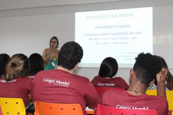 professoa-sylvia-barreto-debate-mitos-e-verdade-sobre-a-psicologia-com-alunos-do-colegio-gregor-mendel-20170710165846.jpg