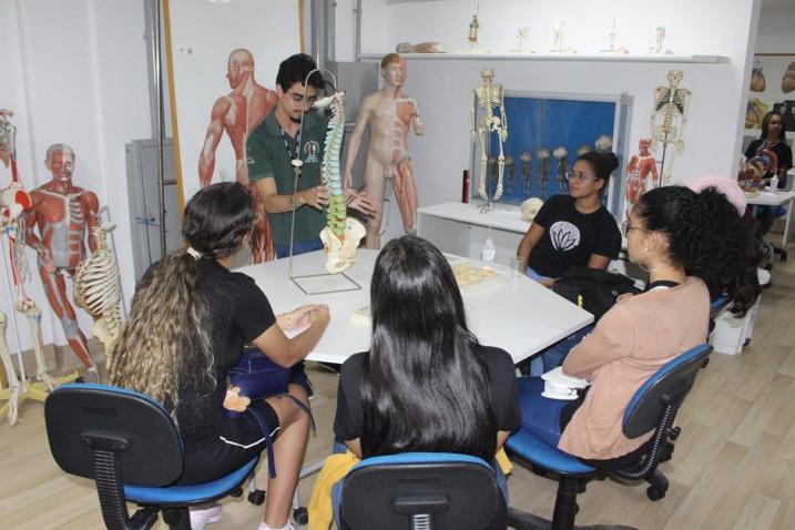 Medicina – Estudantes do Colégio Vitória-Régia participam do programa Bahiana por um dia.