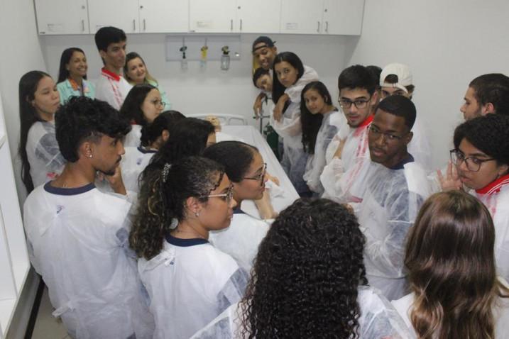 Enfermagem – Estudantes do Colégio Salesiano do Salvador participam do programa Bahiana por um dia.