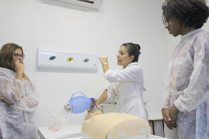 foto-18-atividade-do-curso-de-enfermagem-com-prof-ronesca-santana-20181109172102-jpg