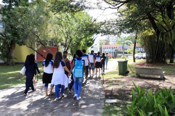 alunos-do-colegio-favo-participam-do-bahiana-por-um-dia-na-unidade-academica-cabula-20171009211235.jpg