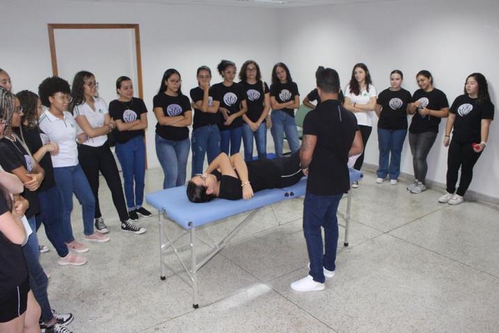 Fisioterapia – Estudantes do Colégio Vitória-Régia participam do programa Bahiana por um dia.