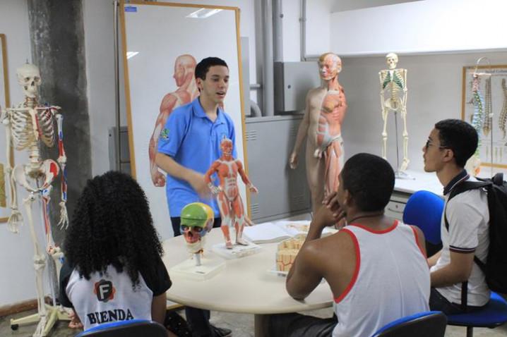 monitores-do-curso-de-medicina-apresentam-o-laboratorio-morfofuncional-20170831144220-jpg