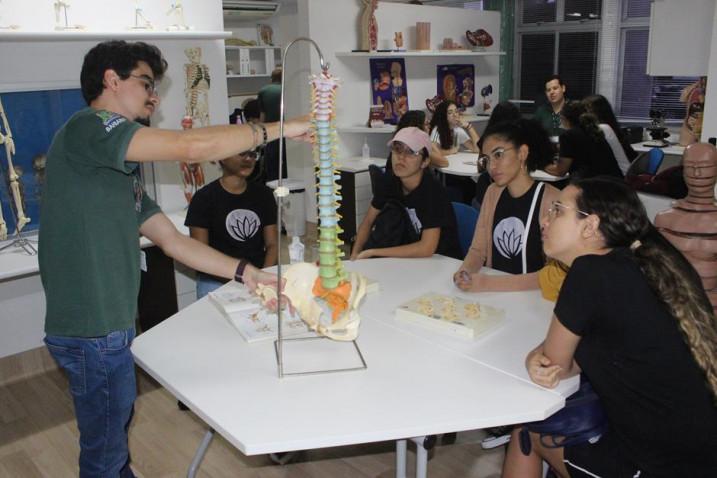 Medicina – Estudantes do Colégio Vitória-Régia participam do programa Bahiana por um dia.