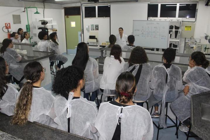 Biomedicina – Estudantes do Colégio Vitória-Régia participam do programa Bahiana por um dia.