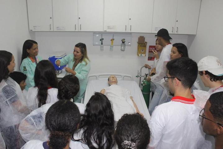 Enfermagem – Estudantes do Colégio Salesiano do Salvador participam do programa Bahiana por um dia.