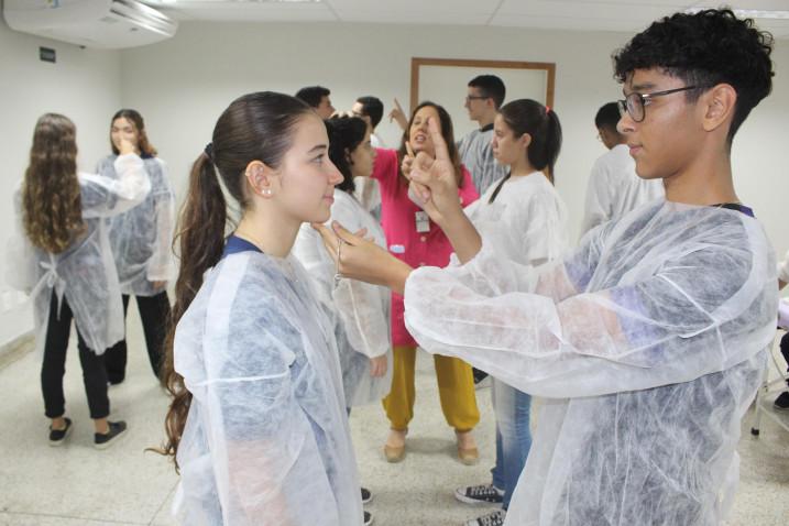 Estudantes do Colégio Oficina participam do Bahiana por um Dia.