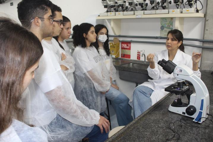 Estudantes do Colégio Oficina participam do Bahiana por um Dia.