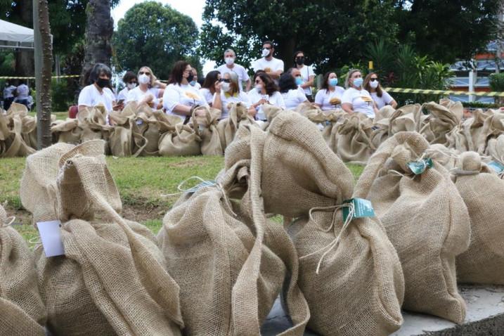 Os ex-alunos receberam um kit com compostagem de material orgânico, em uma iniciativa do comitê Bahiana Verde.