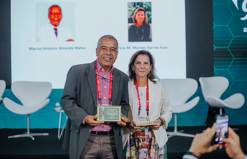 Coordenador do Mestrado em Tecnologia em Saúde da Bahiana é homenageado durante o 57º Congresso da SBOT