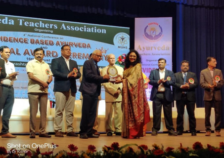 Professora do curso de Saúde da Mulher no Ayurveda da Bahiana recebe premiação na Índia