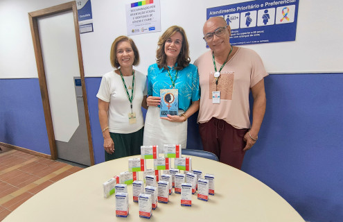 Professora e escritora Ana Marice Ladeia realiza doação de medicamentos ao Ambulatório de Atendimento a Pessoas Trans