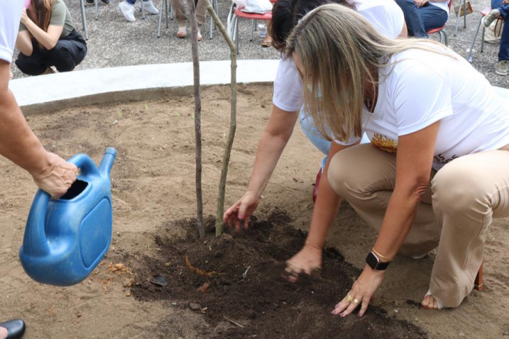 Former students plant a yellow ipe tree on Campus Cabula.