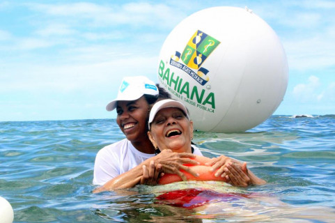 ParaPraia retoma atividades de banho de mar assistido para pessoas com deficiência e mobilidade reduzida